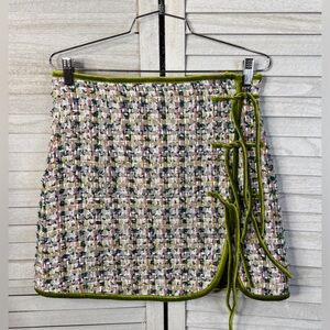 Chic Tweed Wrap Skirt with Green Accents. Excellent Condition. Size L. Zipper